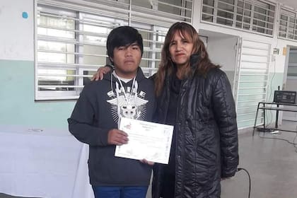 Mario Maximiliano Sánchez junto a Eva Fernández, docente y referente en el desarrollo del traductor wichí español
