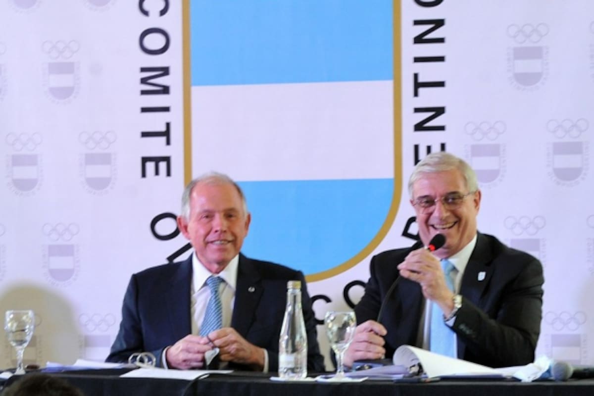 Mario Moccia toma la palabra: es el sucesor de Gerardo Werthein, a su izquierda