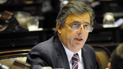 Enojados con Negri, los gobernadores radicales proponen a Cano