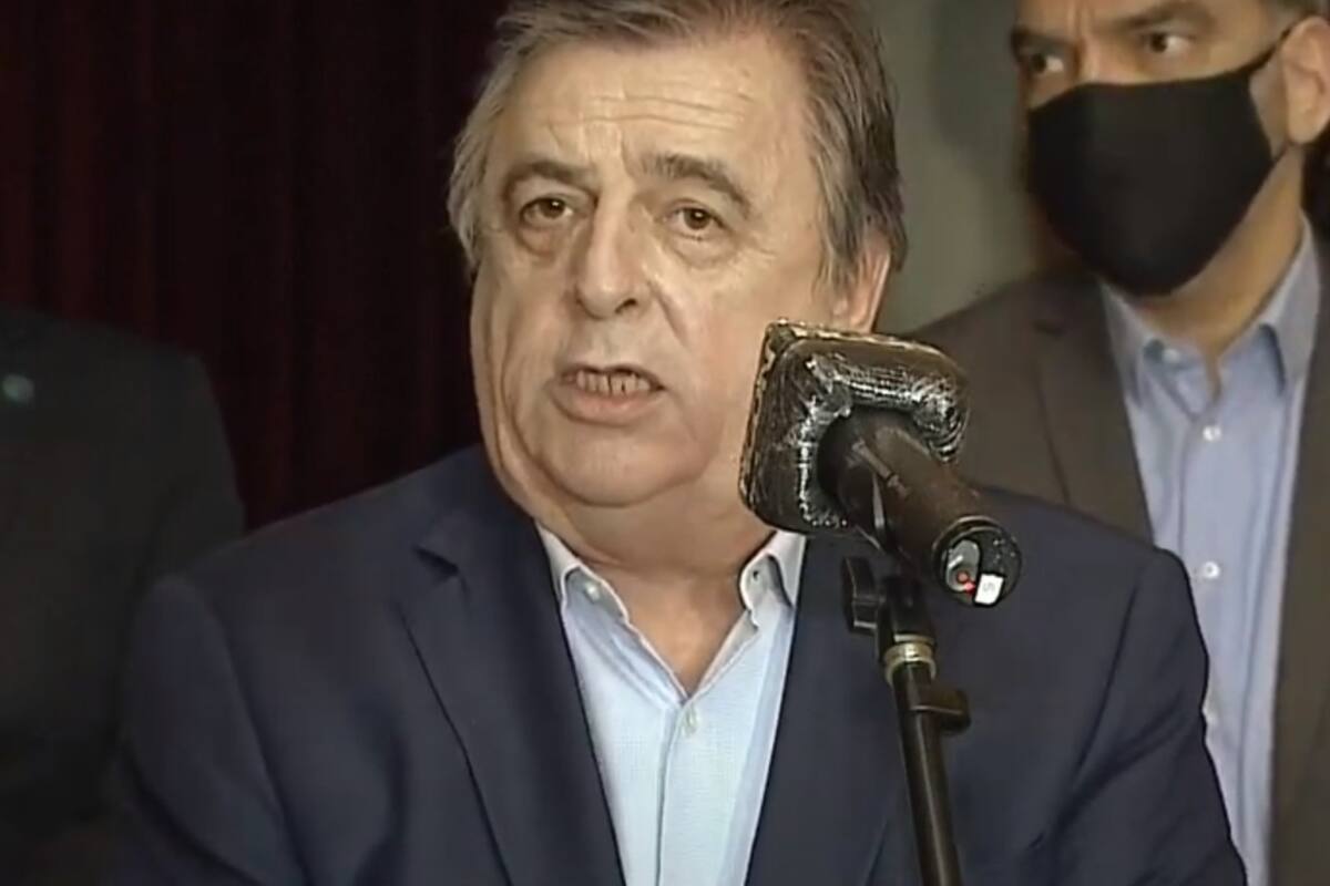 Mario Negri durante la conferencia de prensa