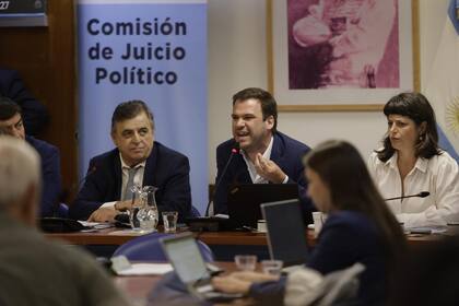 Mario Negri (UCR), Juan Manuel López (CC) y Carolina Gaillard (FdT), presidenta de la Comisión de Juicio Político