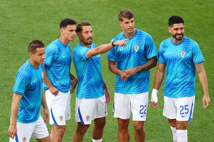 Mario Pasalic, Nikola Moro, Nikola Vlasic, Luka Vuskovic y Martin Erlic, en una pausa en el calentamiento, con la mira en un sector de los hinchas croatas