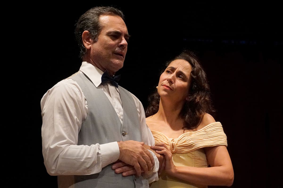 Mario Petrosini y Lorena Szekely en La noche se está muriendo