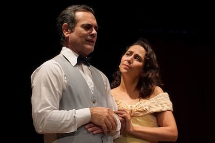 Mario Petrosini y Lorena Szekely en La noche se está muriendo