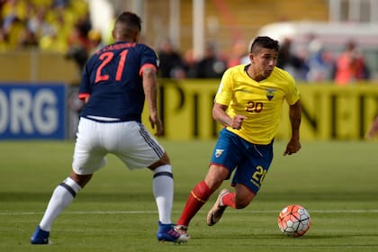 Mario Pineida lleva la pelota ante Edwin Cardona (21) durante un partido en Guayaquil entre Ecuador y Colombia por las Eliminatorias rumbo a Qatar 2022