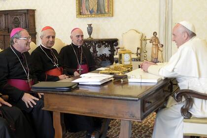 El cardenal Poli, junto a los obispos Oscar Ojea y Carlos Malfa, en su última audiencia con Francisco