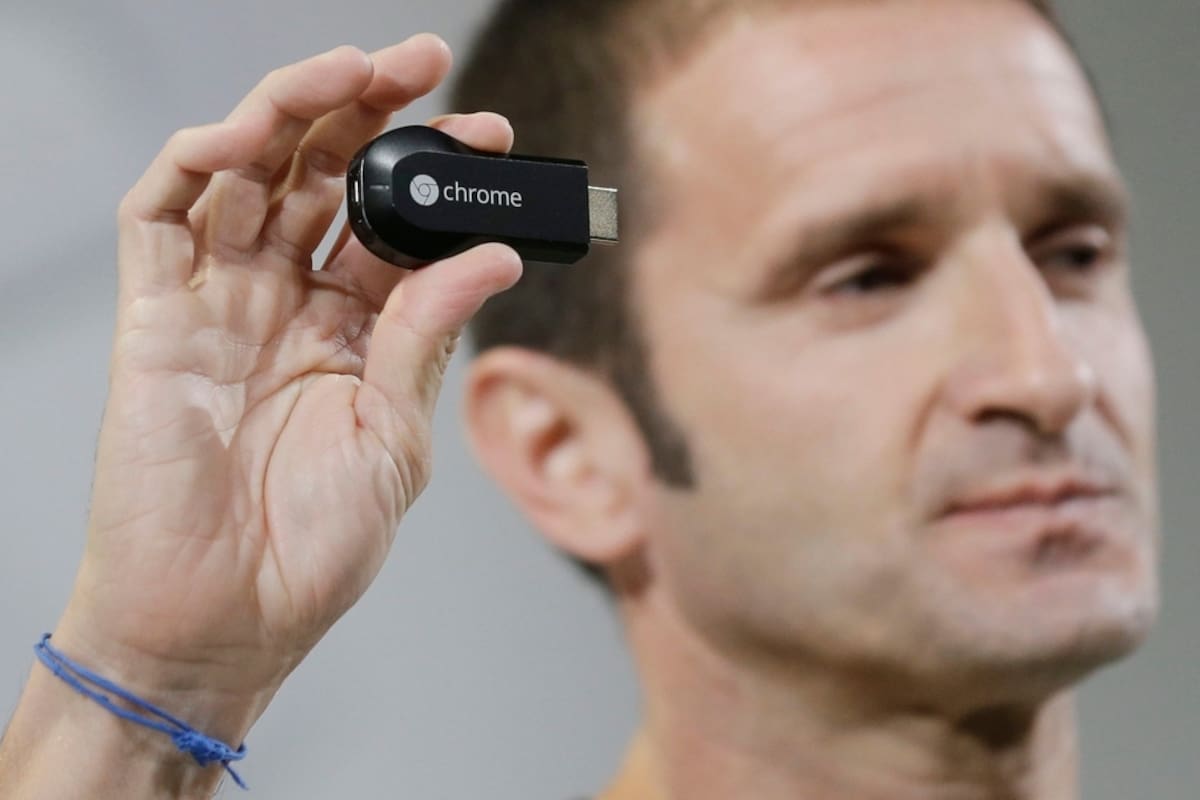 Mario Queiroz, de Google, mostrando Chromecast, el nuevo dispositivo de la compañía