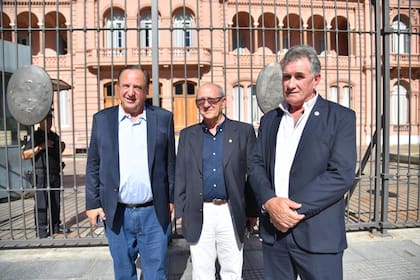Mario Raiteri, secretario de Coninagro; Carlos Castagnani, presidente de CRA, y Carlos Achetoni, presidente de FAA, a la salida de la Casa Rosada