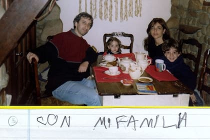 Mario recopila recuerdos de Sebi: artas que los compañeros de escuela le escribieron a Sebi, fotos, dibujos, objetos como una lapicera mordida, que ahora cobran otro sentido.