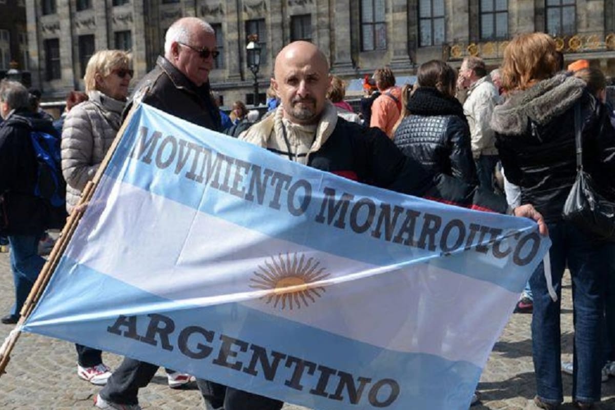 Mario Santiago Carosini es el presidente del Movimiento Monárquico Argentino