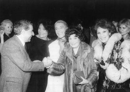 Mario Sapag, Amelia Bence, Irma Roy y Carlos Perciavalle, junto a Niní Marshall, en el estreno de Perciavalle Atomizado