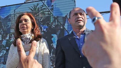Mario Secco, intendente de Ensenada, junto a Cristina Kirchner en la última campaña electoral