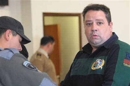 Mario Segovia, el "rey de la efedrina", es esposado y llevado a prisión