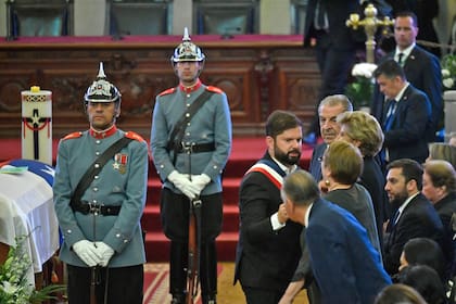 El Presidente de Chile, Gabriel Boric, saluda a la expresidenta de Chile, Michelle Bachelet, durante el funeral de estado del difunto ex Presidente Sebastián Piñera en el Palacio del Congreso Nacional en Santiago el 9 de febrero de 2024