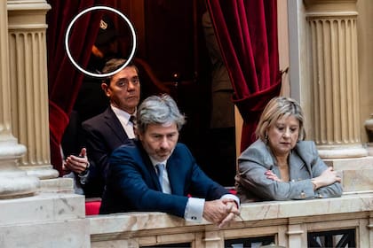 Mario Suli en el fondo de la foto, detrás de Monteoliva, Mahiques y Presti, en uno de los palcos del Congreso