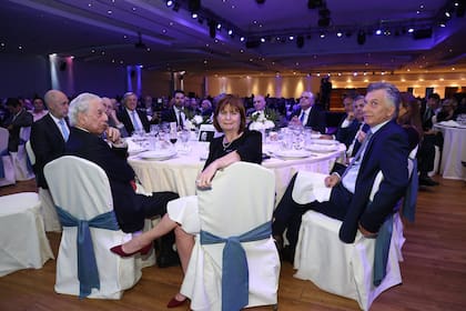 Mario Vargas Llosa, Horacio Rodríguez Larreta, Patricia Bullrich y Mauricio Macri en en la cena anual de la Fundación Libertad