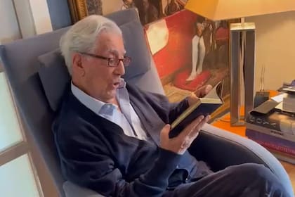 Mario Vargas Llosa leyendo en voz alta y en perfecto francés la primera edición de "Madame Bovary"