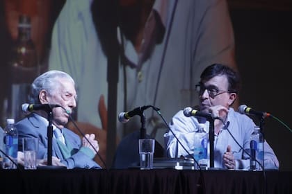 Mario Vargas Llosa y Javier Cercas conversan sobre la lengua española en la Feria del LIbro