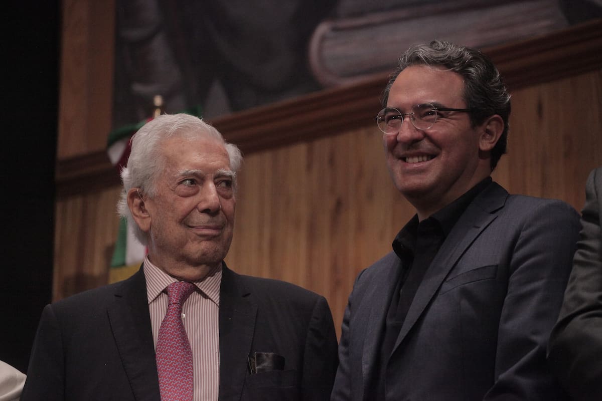 Mario Vargas Llosa y Juan Gabriel Vásquez durante la ceremonia de entrega del premio IV Bienal de Novela Mario Vargas Llosa en la Universidad de Guadalajara