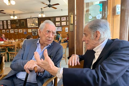 Mario Vargas Llosa y Juan José Sebreli, ayer, en La Biela