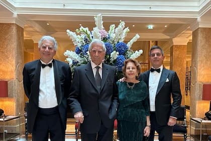 Mario Vargas Llosa y Patricia Llosa con sus hijos, Álvaro (izquierda) y Gonzalo (derecha), en Salzburgo