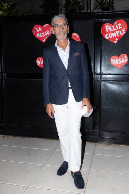 Mario Vidal de la firma Iara, diseñó el traje con que la Chiqui sopló las velitas.
