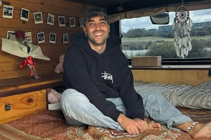 Mario vive en una casa rodante y recorre Australia mientras trabaja