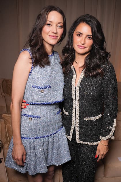 Marion Cotillard, con un vestido sin mangas y con efecto “dos piezas”
de tweed celeste con hilos metalizados de Chanel, junto a Penélope Cruz, embajadora
de la marca francesa desde 2018. La actriz española optó por un conjunto negro
de chaqueta y pantalón bordado con hilos metalizados y pequeñas perlas.