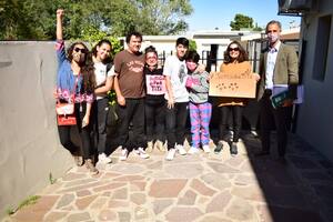 Marionella Castillo (cuarta desde la izquierda), el día en que se conoció que se realizaría el juicio contra el policías Elías Saavedra por matar a su perra, Tita, en el balneario Playa Unión, de Chubut