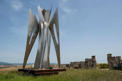 "Mariposa de la vida", obra del artista uruguayo Pablo Atchugarry instalada en el Teatro del Silenzio de Andrea Bocelli en Lajatico