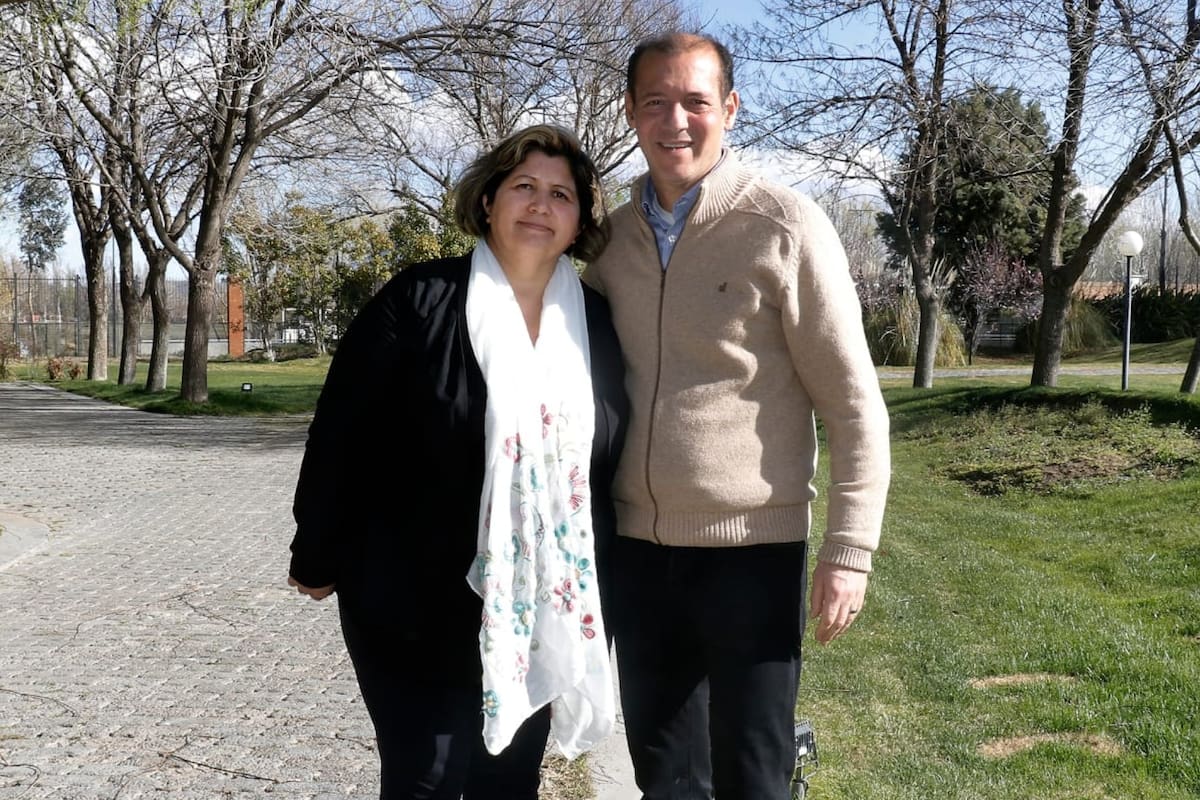 Marisa Antiñir junto al gobernador saliente de Neuquén, Omar Gutiérrez