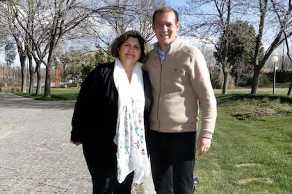 Marisa Antiñir junto al gobernador saliente de Neuquén, Omar Gutiérrez