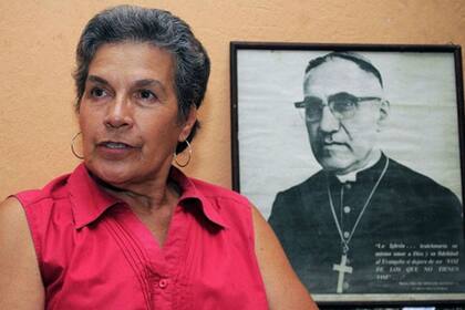 Marisa D''Aubuisson, junto a la imagen de monseñor Romero