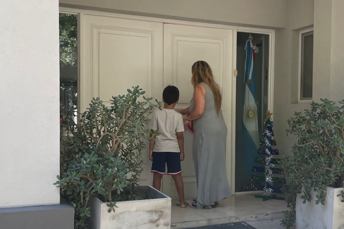 Marisa, de 35 años, y su hijo, de 7, entran a la casa en donde conviven con los padres de ella en la zona norte del Gran Buenos Aires