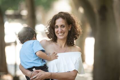 Marisa junto a Mateo, su bebé