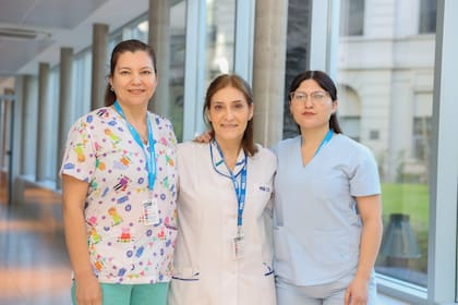 Marisa Patiño (der.) y Aylén Ojeda (izq.), enfermeras del Centro de Oncología Pediátrica “Carlos Bulgheroni” del Hospital Regional de Comodoro Rivadavia, junto a Silvia Santulli (centro), jefa de Enfermería del Hospital Alemán.