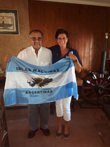 Marisa Peiró junto al hombre que jamás olvidó: el cabo enfermero Ernesto Urbina, el primer herido de Malvinas.