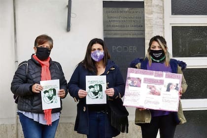 Marisa Ricordi, Iris Gallardo y su hija, Lara Domínguez, miembros de una red de mujeres que asisten a víctimas de la violencia machista