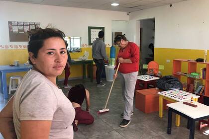 Marisa Rodriguez, a la que todos conocen como "Miri", muestra orgullosa el espacio de infancia que abrió el MTE en el barrio