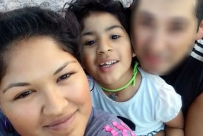 Marisol junto a Isis y el papá de la menor, Nicolás