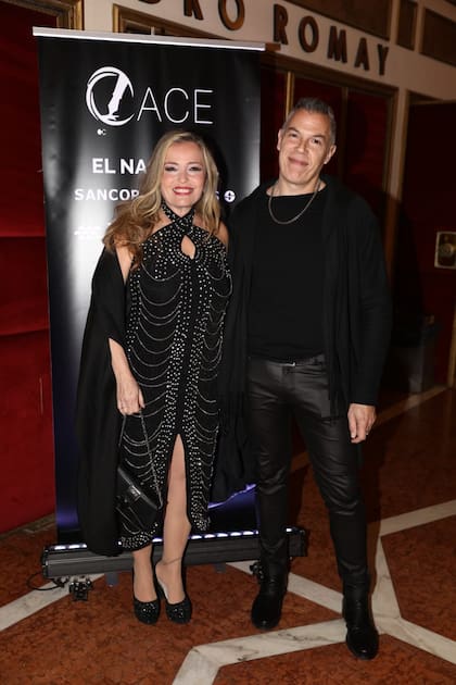 Marisol Otero asistió a la premiación junto a su cuñado Carlos Zabala. La cantante, protagonista de Ellas son tango, brilló con un vestido con canutillos en plateado