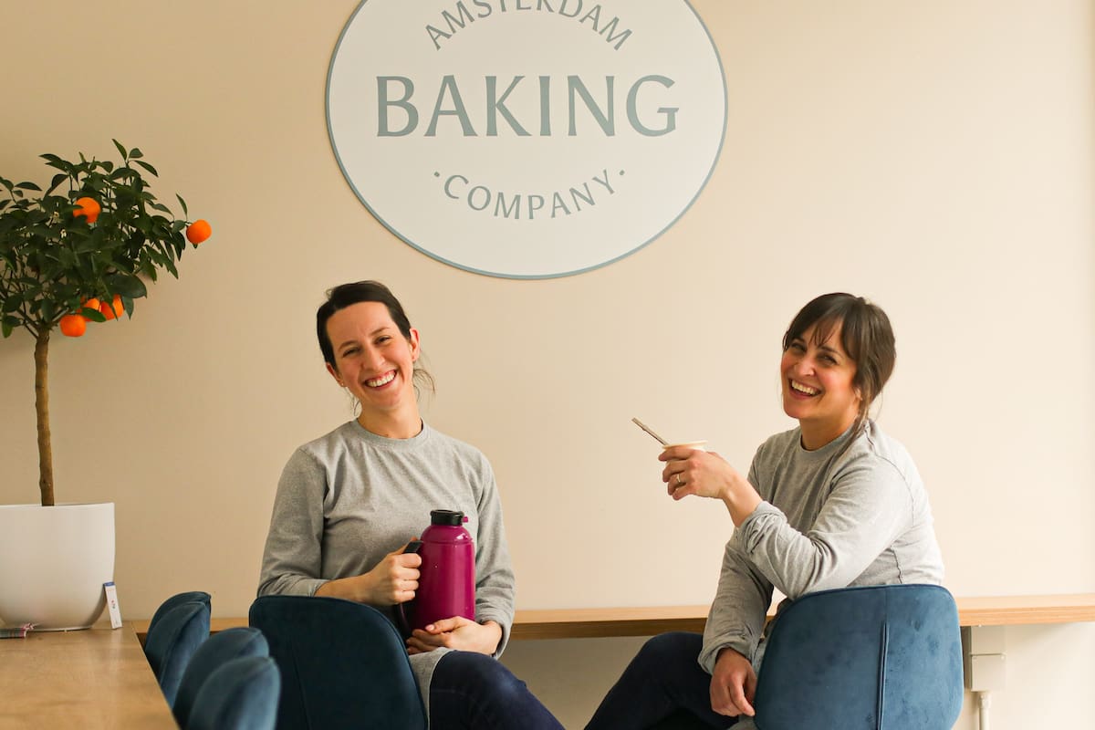 Marisol y Nina, creadoras de Amsterdam Baking Company, celebraron el paso de la reina por su local