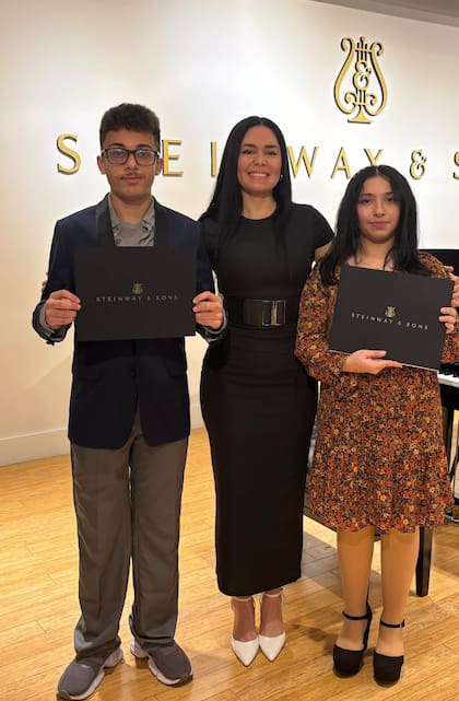 Marita Belia con dos de sus estudiantes en Miami