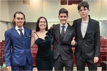 Marita junto a sus tres hijos después de un concierto anual de estudiantes