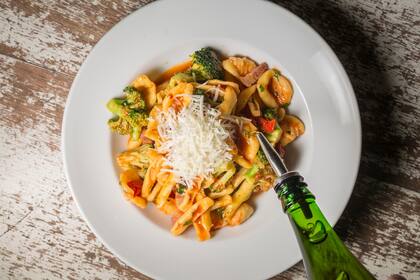 Maritata alla pugliese: una combinación de orecchiette y cavatelli elaborados con sémola de grano duro, tomates, panceta crocante, brócoli y peperoncino.