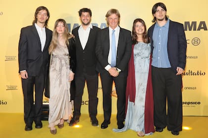 Marité Costantini, presidenta de la
Fundación Nordelta, posa con su marido, Dante
Galeazzi, y sus hijos, Jerónimo, Valentina,
Francisco y Benjamin Galeazzi