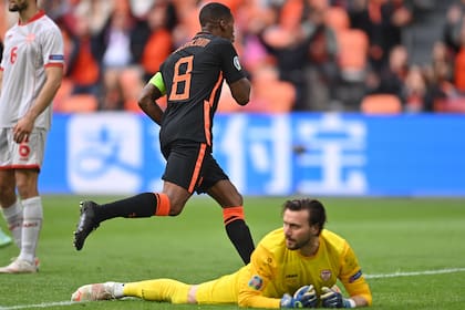 Georginio Wijnaldum celebra el tercer gol de Países Bajos ante Macedonia del Norte