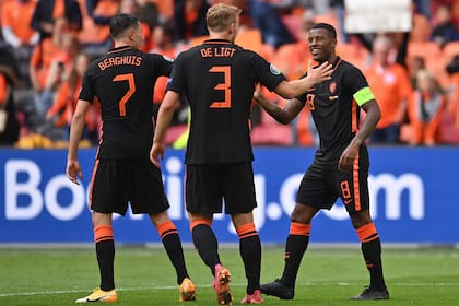 Georginio Wijnaldum celebra el tercer gol de Países Bajos junto con Matthijs de Ligt y Steven Berghuis