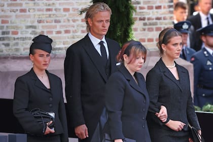 Marius Borg Høiby, el hijo mayor de Mette-Marit, está condenado a cuatro años de prisión por dos violaciones (pendiente de apelación), por lo que fue gracias a un permiso especial. Entró con las hijas de Marta Luisa, Emma Tallulah, Maud Angelica y Leah Isadora Behn y se sentaron en la zona destinada a la familia sin papel institucional y royals que no ocupan la jefatura del Estado