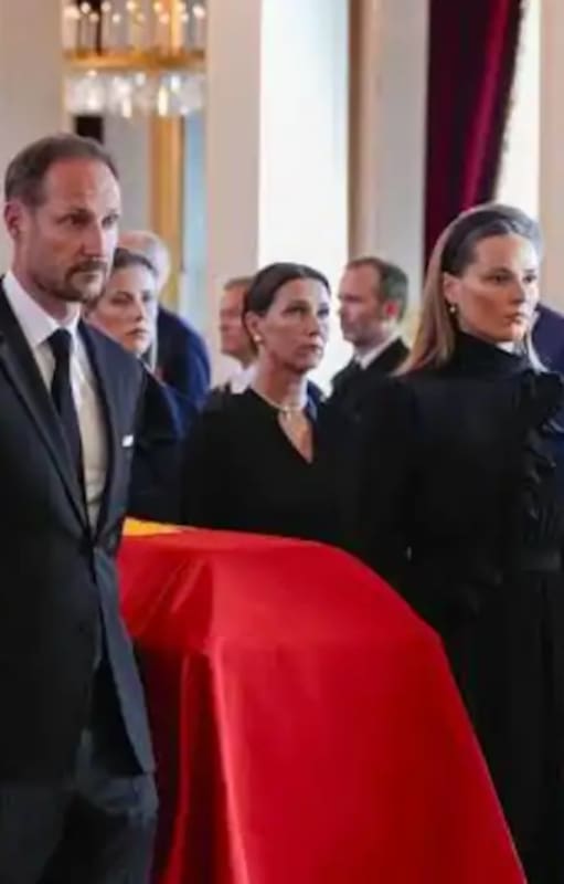 Marius Borg Høiby, hijo de la reina Mette-Marit, acompañó a la familia real en la despedida de Harald V